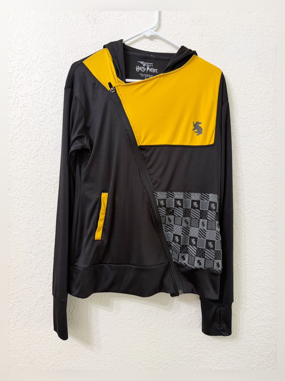 Universal Studios Wizarding World of Harry Potter Hufflepuff Athletic Jacket - L
